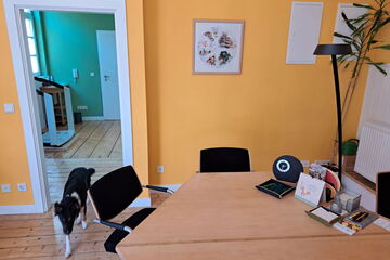 Beratungsraum mit Assistentin Lili